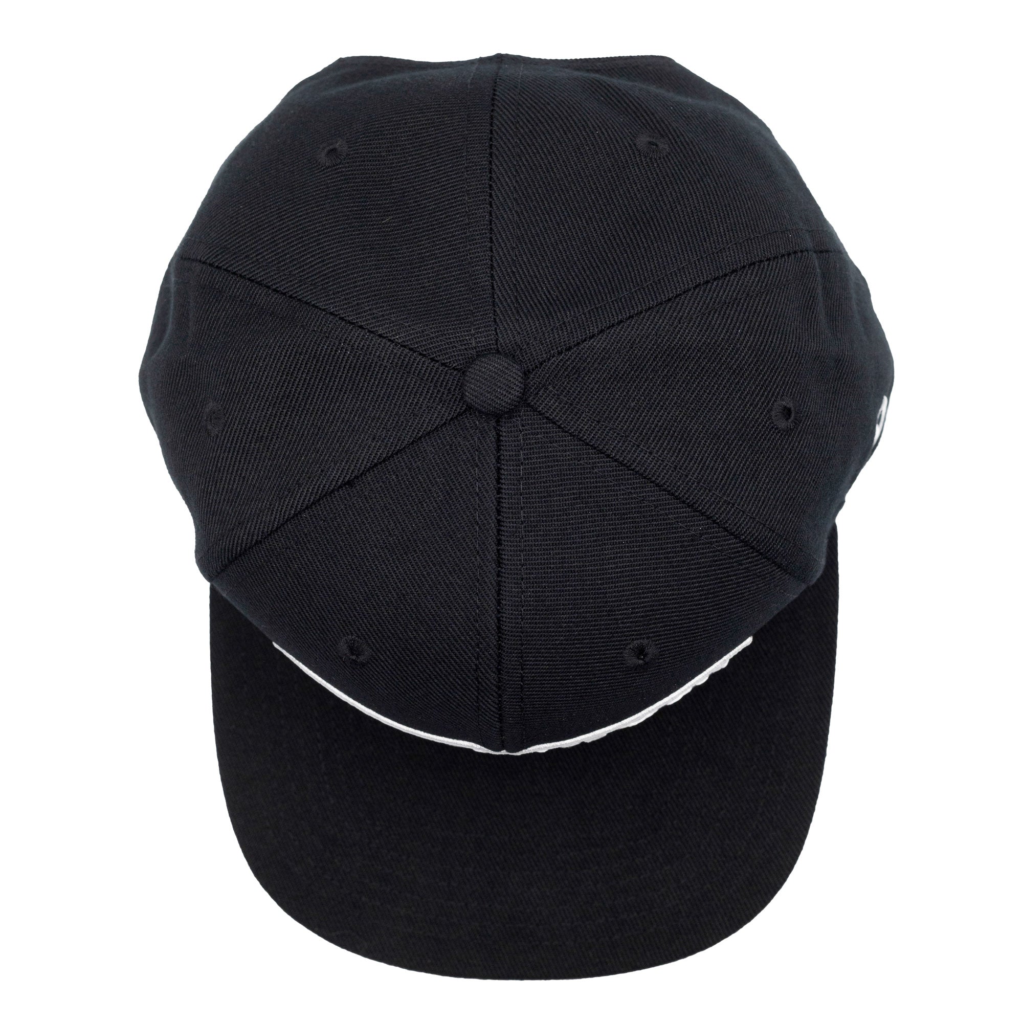 Black snapback hat featuring a clean design with a flat brim and a subtle logo, perfect for motorsport enthusiasts.